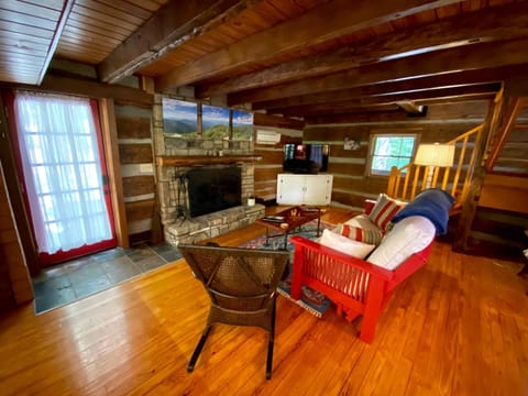 Romantic, Quaint Antique Log Cabin near Asheville 4x4 or AWD access only Haus in Swannanoa