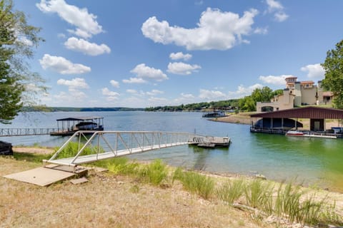 Lakefront Afton Vacation Rental with Swim Dock! Condominio in Cleora