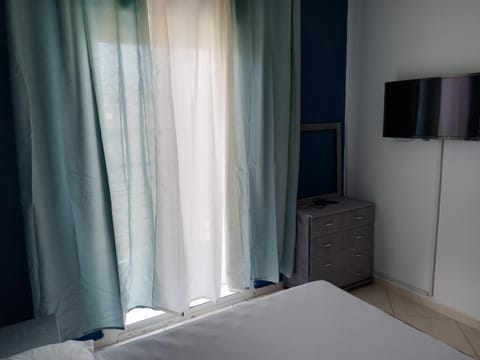 Bed, TV and multimedia, Bedroom