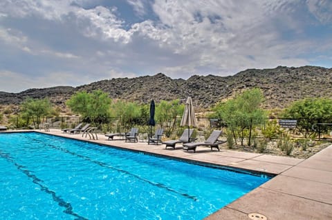 Phoenix Haven with Balcony, Pool and Hot Tub Access House in Phoenix