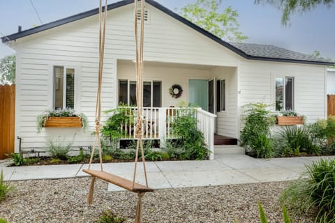 Retro Cottage, Hot Tub, Putting Green, walk to all House in Westlake Village