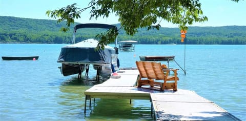 New! Birch Shores Resort - The Hemlock Cottage Casa in Glen Lake
