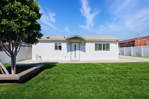 Cozy and Quiet Front House House in Fontana