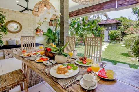 Dining area, Food, Garden view