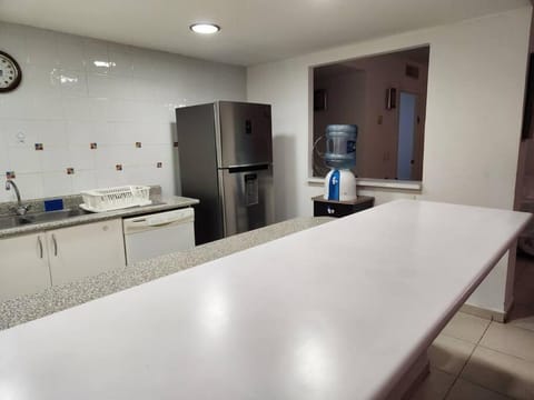 Kitchen or kitchenette, minibar, oven