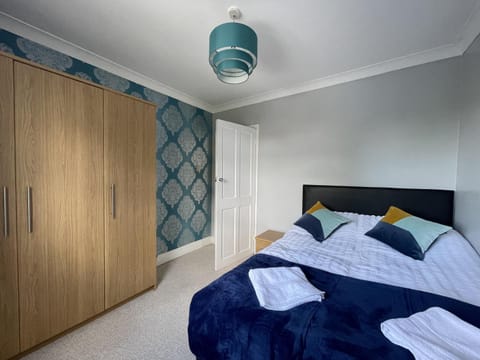Luxurious Kitchen Lrg Bedrooms Holiday FreeParking House in Luton