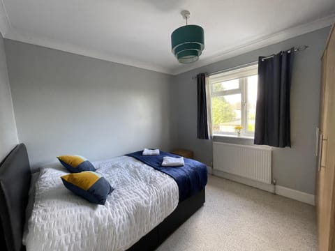 Luxurious Kitchen Lrg Bedrooms Holiday FreeParking House in Luton