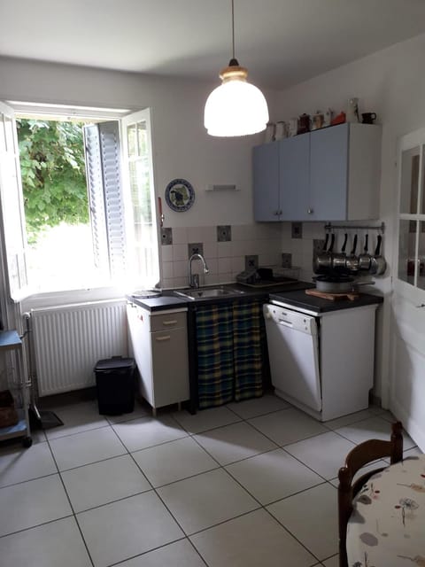 Kitchen or kitchenette, Dining area, dishwasher, minibar, pet friendly, stove