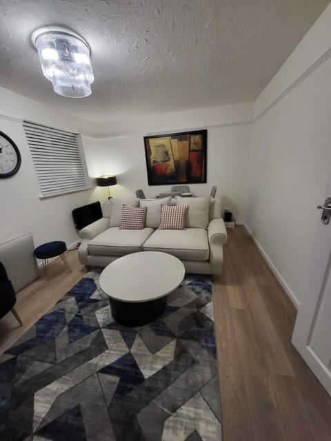 Lovely 2-Bed Apartment in Grays Condominio in Grays
