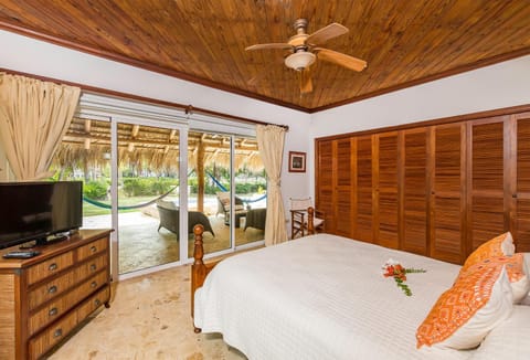 A Golf Lover's Dream Villa with 4 Bedrooms, Pool, Jacuzzi, and Maid Villa in Punta Cana