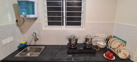 Coffee/tea facilities, Kitchen or kitchenette, stove