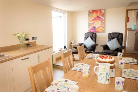 Kitchen or kitchenette, Seating area, Dining area