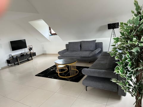 Communal lounge/ TV room, TV and multimedia, Living room, Seating area, Evening entertainment