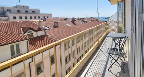 View (from property/room), Balcony/Terrace, City view