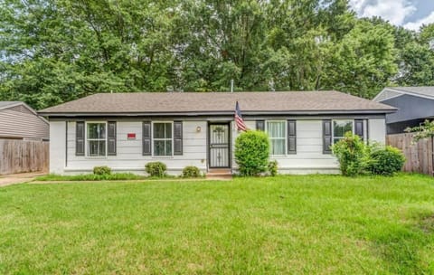 Near Parks & Shopping- Hickory Ridge Hideaway House in Memphis