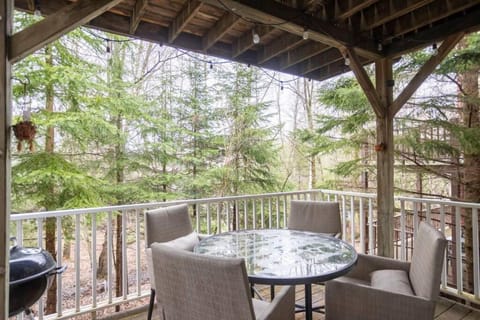 155 Falaise - Forest Chalet in Old Village Mont Tremblant Casa in Mont-Tremblant