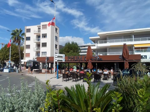 Restaurant/places to eat, Street view