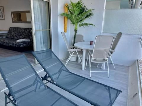 Très bel appartement sur la plage avec grande terrace face à la mer! La Goelette Apartment in Antibes