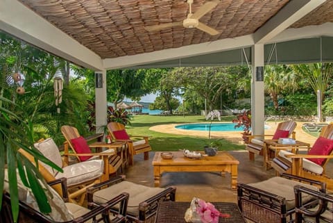 Sunny Vacation Villa No 8 Chalet in Mandeville