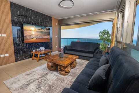 Shamyam -שמיים- דירות מהממות על חוף הים עם ג'קוזי פרטי ובריכה במתחם Apartment in Netanya