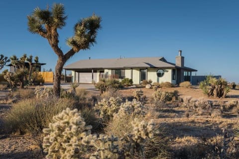 Yucca Hut - Design Forward Oasis Near Joshua Tree House in Yucca Valley