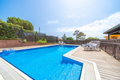 Pool view, Swimming pool, sunbed