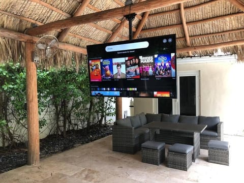 Patio, Communal lounge/ TV room, Day, TV and multimedia, Living room, Seating area, Evening entertainment