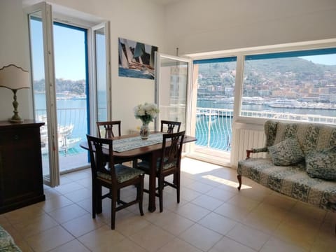 View (from property/room), Balcony/Terrace, Seating area, Dining area, City view, Sea view