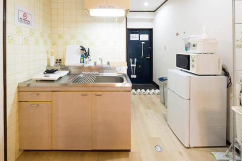 Kitchen or kitchenette, minibar, stove