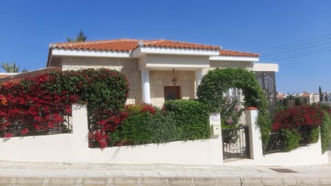 Villa Best Holiday- breathtaking sea views, amazing garden, private pool, BBQ, next to CORAL BAY, Lower Peyia, Paphos Villa in Peyia