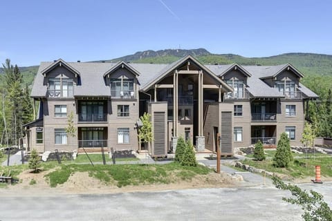 101 Verbier - New 3BR Lux Condo w Mtn View Close to Everything House in Mont-Tremblant