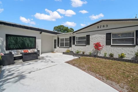 Perfect Pool & Hot Tub Retreat House in Pinellas Park