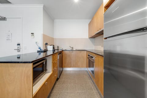 Center 1-Bed with Sauna, Gym, BBQ & Parking Condo in Canberra