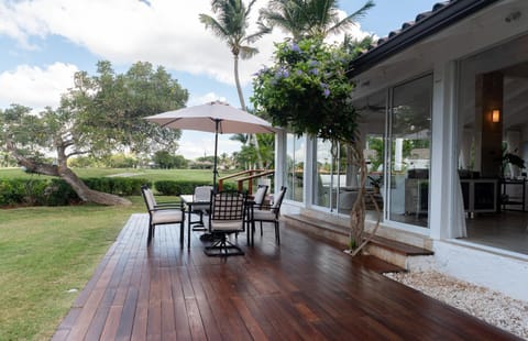 Family-Friendly 4-Bedroom Golf Villa with Private Pool, Jacuzzi, and Golf Cart Villa in La Romana