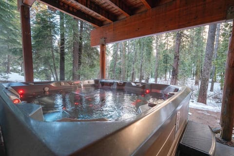 3BR Tahoe Cabin in the Trees with Hot Tub Casa in Dollar Point