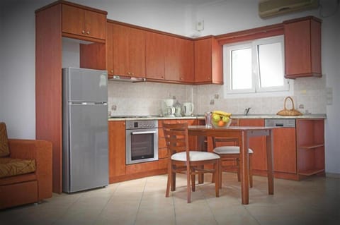 Kitchen or kitchenette, Dining area, stove