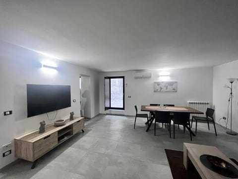 Communal lounge/ TV room, TV and multimedia, Living room, Seating area, Dining area