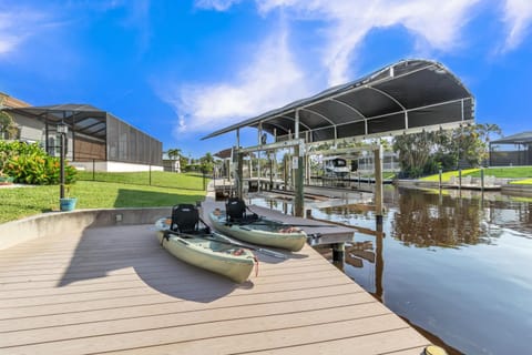 Waterfront withdock, pool, kayaks, dog friendly! home House in Cape Coral