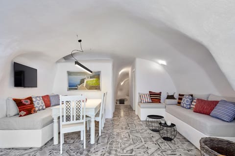 Villa Agalitsa Cave Houses with Garden Courtyard Chalet in Megalochori