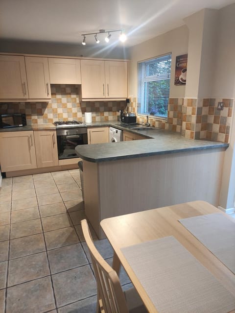 Perfect Place in Walsall/ 4 bedroom / long term workers or family home Condo in Walsall