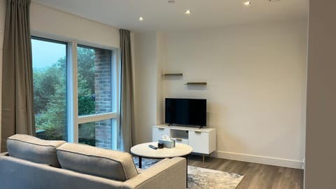 Modern 1 bedroom apartment with parking in Colindale, London Condo in Edgware