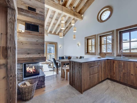 Appartement neuf avec cheminée, proche pistes, Val d'Isère - FR-1-567-102 Apartment in Val dIsere