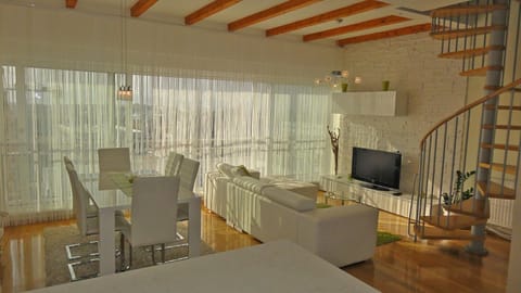 View (from property/room), Living room, City view, Garden view, Landmark view, Mountain view, Street view