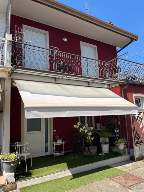 Property building, Patio, Balcony/Terrace