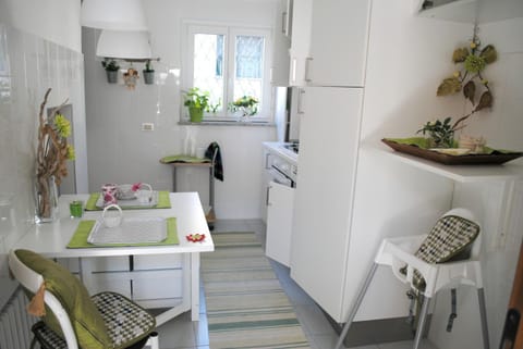 Food close-up, Kitchen or kitchenette, Dining area, internet, oven, air conditioner