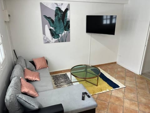 Property building, TV and multimedia, Living room, Seating area