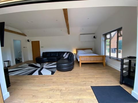 Stansted Airport Luxury Annexe with Parking. Apartment in East Hertfordshire District