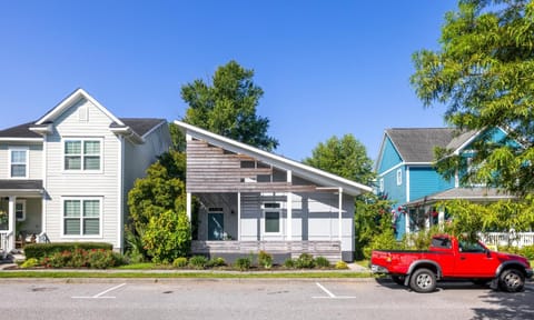 The Polygon Park Circle Mins to Dwtn and Beach House in North Charleston