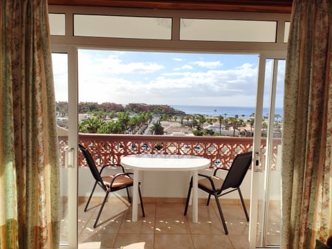 View (from property/room), Balcony/Terrace, Seating area, City view, Sea view