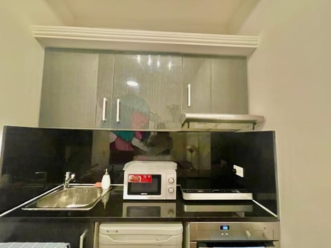 Kitchen or kitchenette, minibar, stove